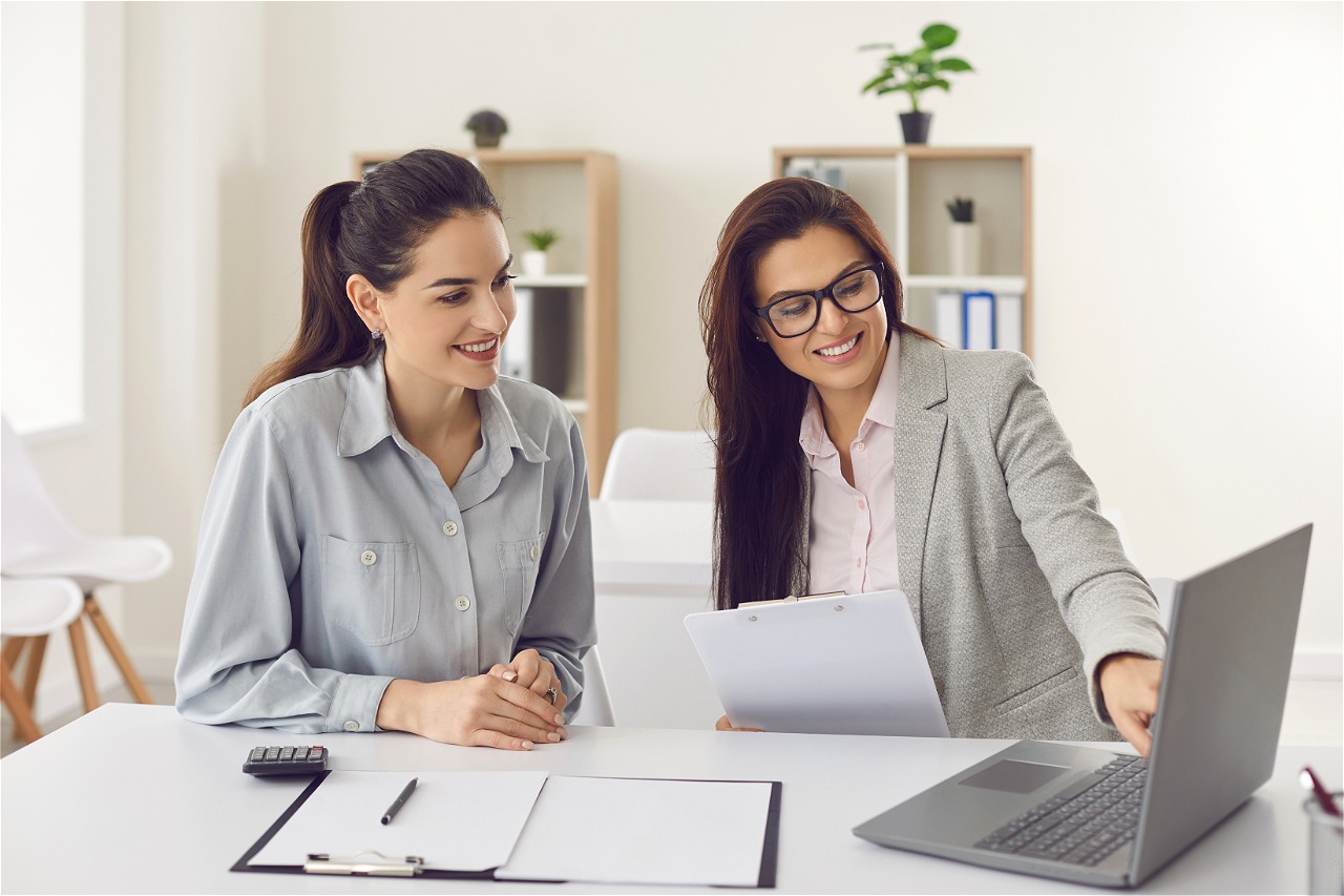 Dos mujeres en una oficina